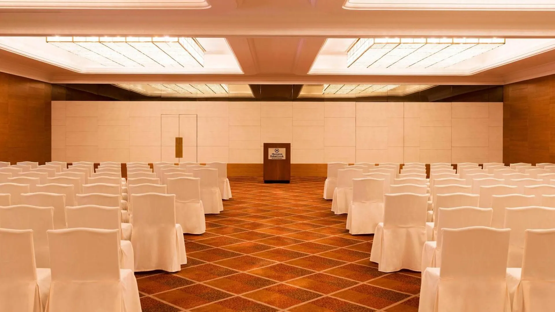 Sheraton Dubai Creek Hotel & Towers 5*,