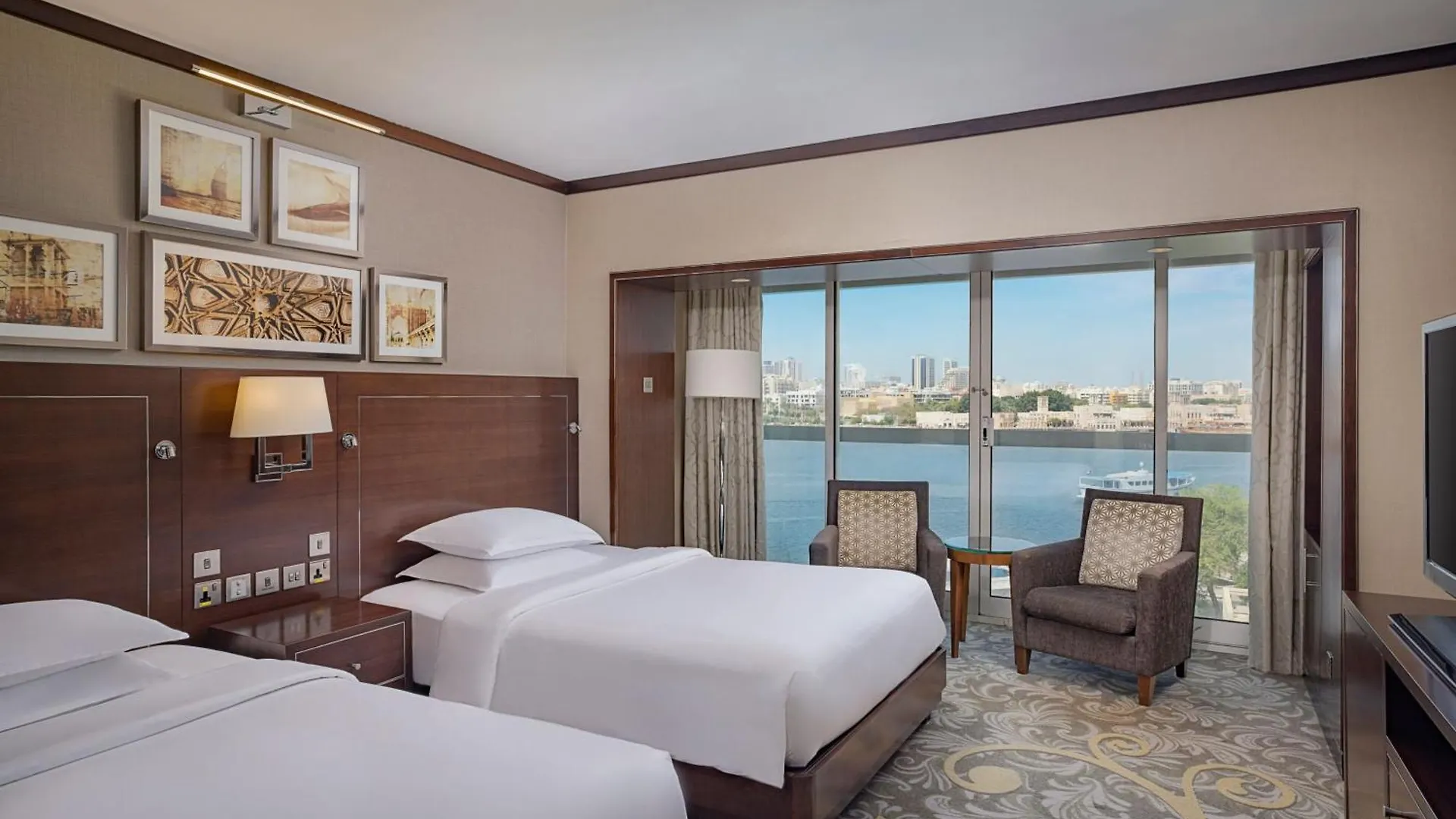 Sheraton Dubai Creek Hotel & Towers 5*,